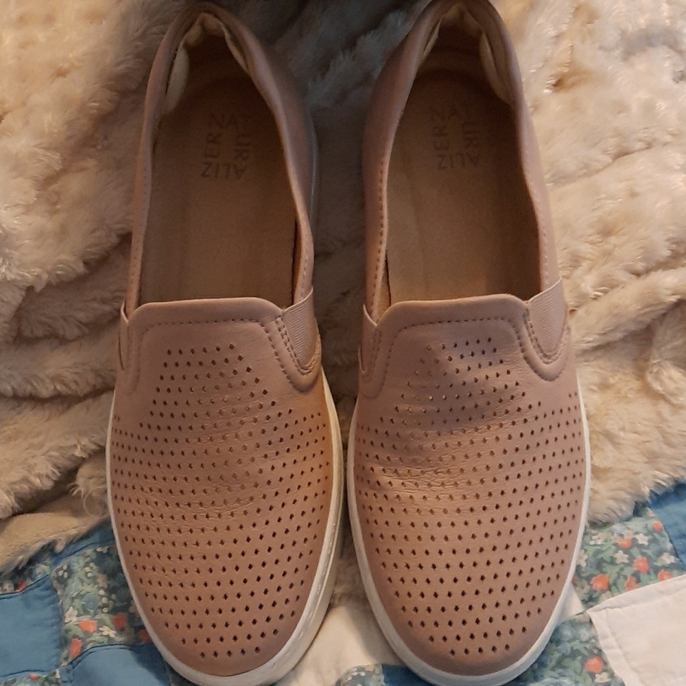 Step in fashion sneakers light rose 12 wide. Worn-
